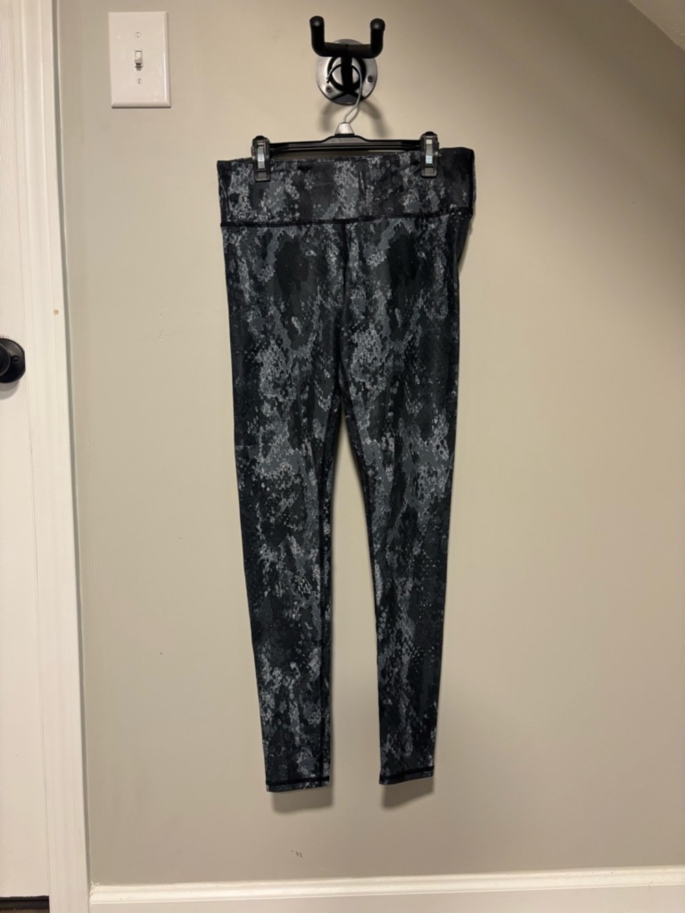 ALO Yoga Black & Gray Printed Leggings